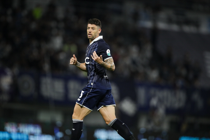 Park Tae-joon scored one goal and helped one, and the MVP of the 39th round of the K League 2 is Osmar 