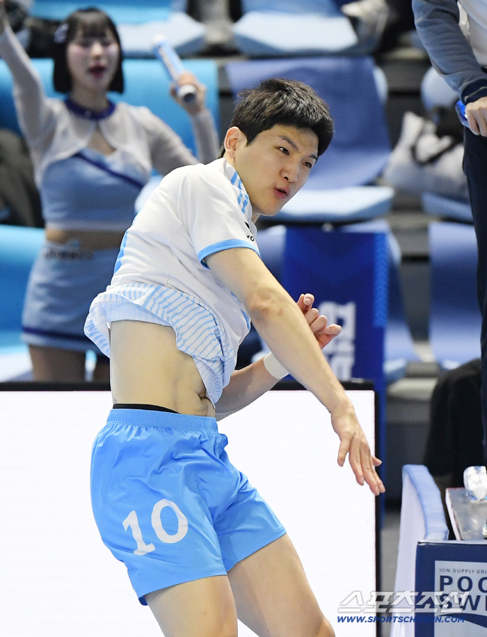  Jeong Ji Seok attacking with spike