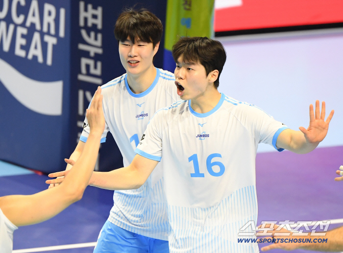  Jeonghan Yong cheers after scoring