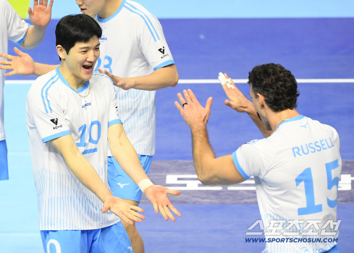  Jung Ji-seok and Russell happy after scoring