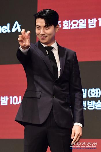  Lee Daehyung, say hello with his cool eyes