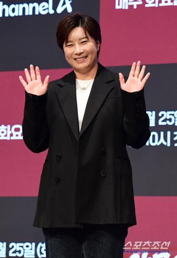  Pak Se-ri, the head of the women's baseball team