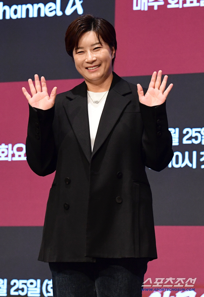  Pak Se-ri, the head of the women's baseball team