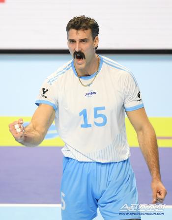  Russell cheers for consecutive serve aces