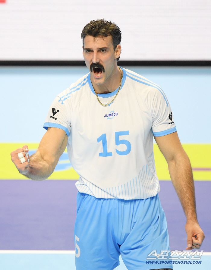  Russell cheers for consecutive serve aces