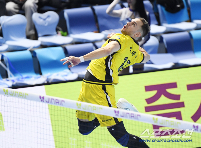  Villena's powerful jump