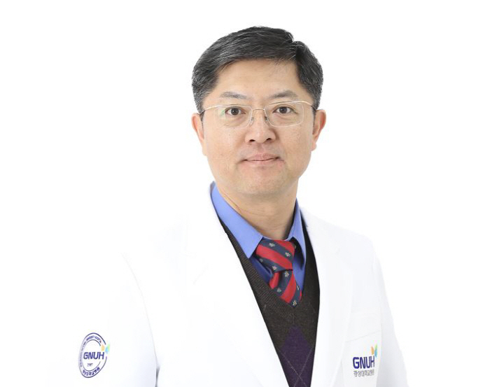 Professor Seo Sung-wook of Gyeongsang National University Hospital received a commendation from the Minister of Health and Welfare for contributing to the real name prevention project