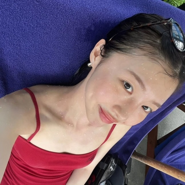 'On Vacation' Joo Hyun-young, Red Swimsuit...the S-line of the wall