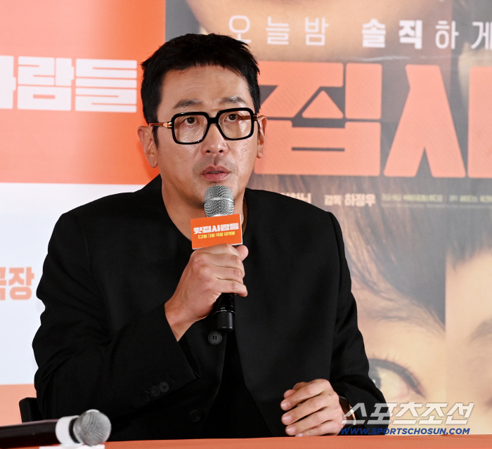 Upstairs, Jungwoo Ha, 47-year-old single, but you're not married.