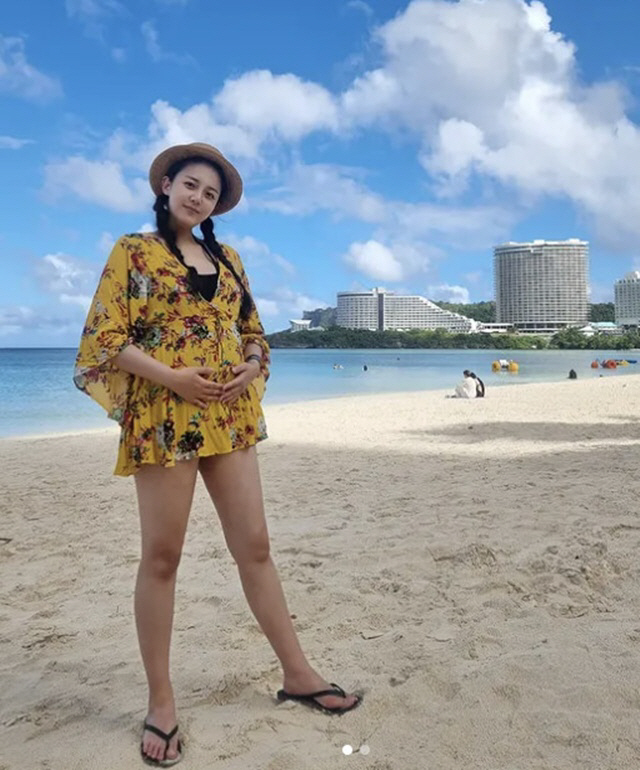 40-year-old natural pregnant Kang Eun-bi, D-line revealed in her swimsuit..♥Laughing out loud against Byeon Jun-pil