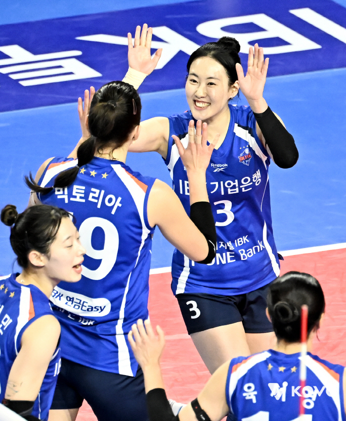 Did the head coach voluntarily resign? Industrial Bank of Korea escapes 7 consecutive losses → First win by acting coach Yeo Oh-hyun, who is thirsty...Heungkuk Life won the shutdown completely