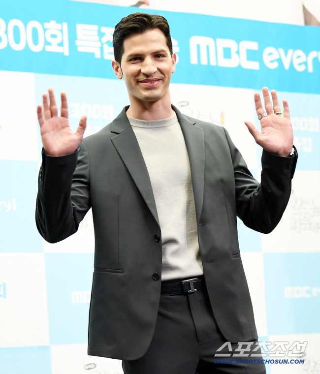 Following controversy over historical distortion remarks, Alberto also bowed his head...an apology for a rash remark