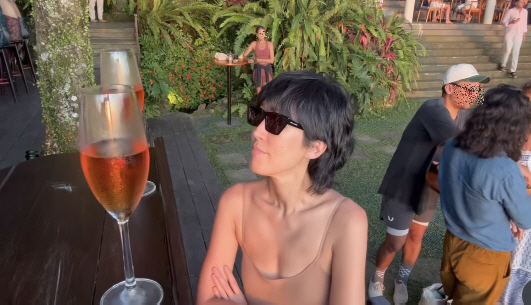 Hong Jin-kyung suddenly found out that he left Korea after three months of divorce from the U.S. He came in a hurry