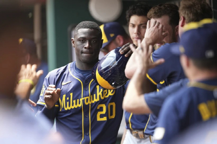 How can this be, he broke up with Cave Doosan, and he can't transfer to KBO...KIA was also behind the coveted ML hitter