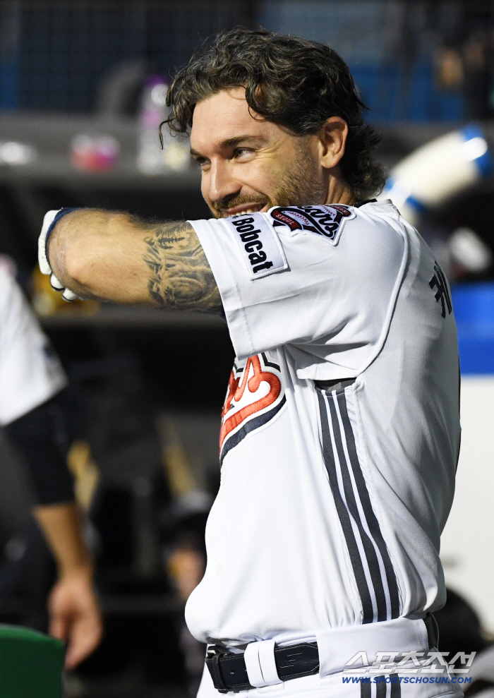 How can this be, he broke up with Cave Doosan, and he can't transfer to KBO...KIA was also behind the coveted ML hitter