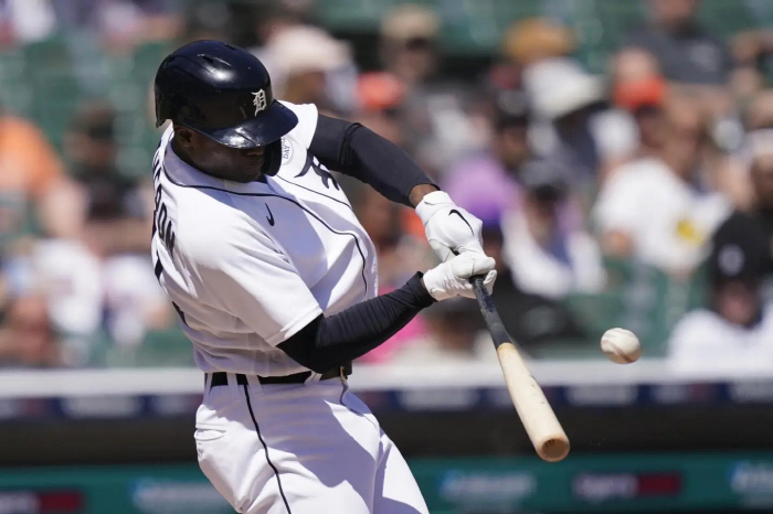 How can this be, he broke up with Cave Doosan, and he can't transfer to KBO...KIA was also behind the coveted ML hitter