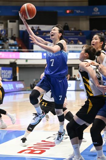 KB Stars defeated Shinhan Bank with a come-from-behind goal of Kang Yi-seul with 0.7 seconds left to win all three games