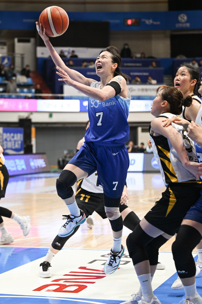 KB Stars defeated Shinhan Bank with a come-from-behind goal of Kang Yi-seul with 0.7 seconds left to win all three games