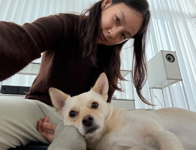 Lee Hyo-ri and her dog went to work..a pet-friendly yoga center