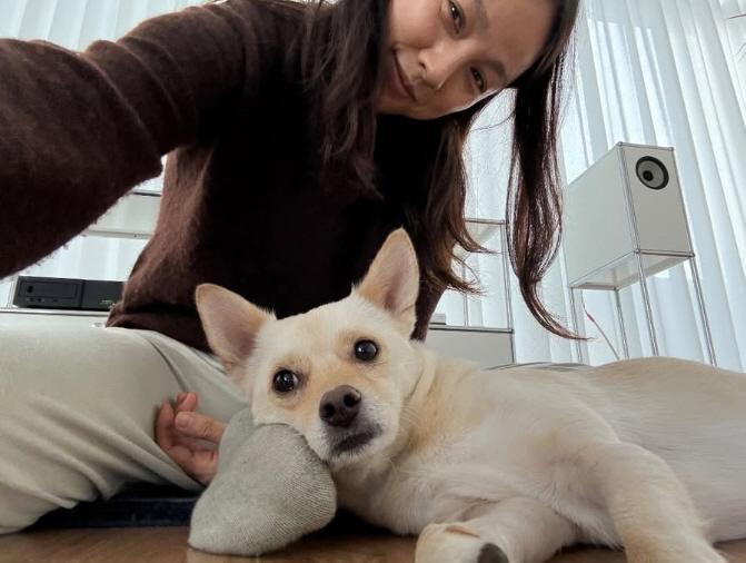 Lee Hyo-ri and her dog went to work..a pet-friendly yoga center