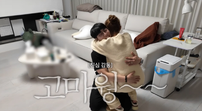 Moonwon, ♥ On Shinji's birthday, she used Prada's gift  310,000 won meal card. Her hands were shaking