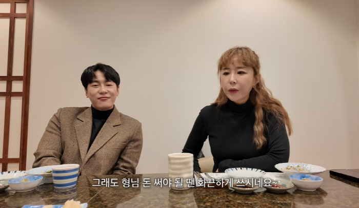 Moonwon, ♥ On Shinji's birthday, she used Prada's gift  310,000 won meal card. Her hands were shaking