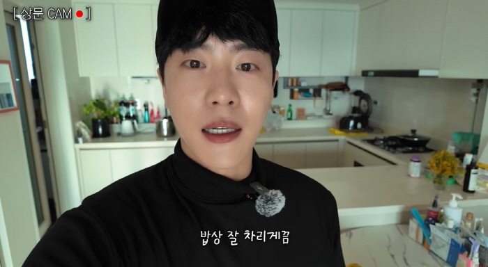 Moonwon, ♥ On Shinji's birthday, she used Prada's gift  310,000 won meal card. Her hands were shaking