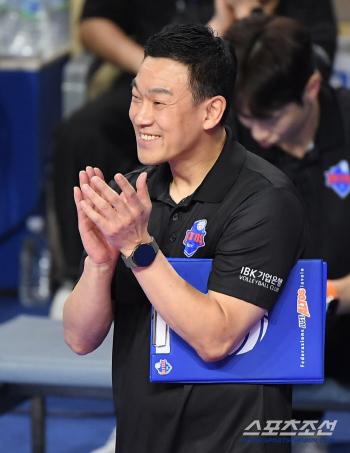 Acting coach Yeo Oh-hyun encourages the players