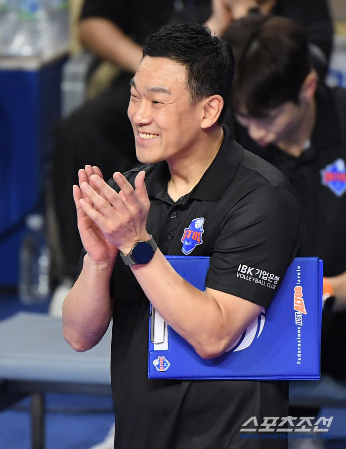  Acting coach Yeo Oh-hyun encourages the players