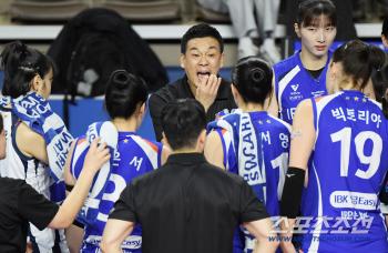  Acting coach Yeo Oh-hyun encourages the players
