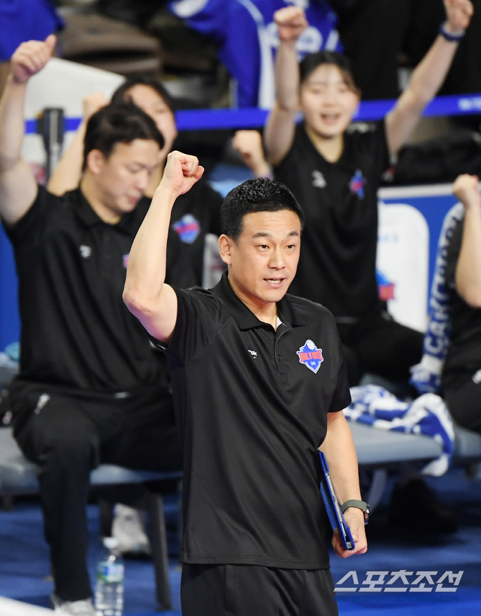  Acting director Yeo Oh-hyun who is cheering