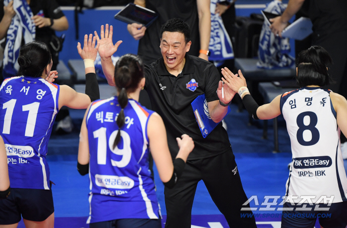  Acting director Yeo Oh-hyun wins a thrilling 3-0 debut match