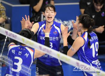 Choi Jeongmin cheers after scoring