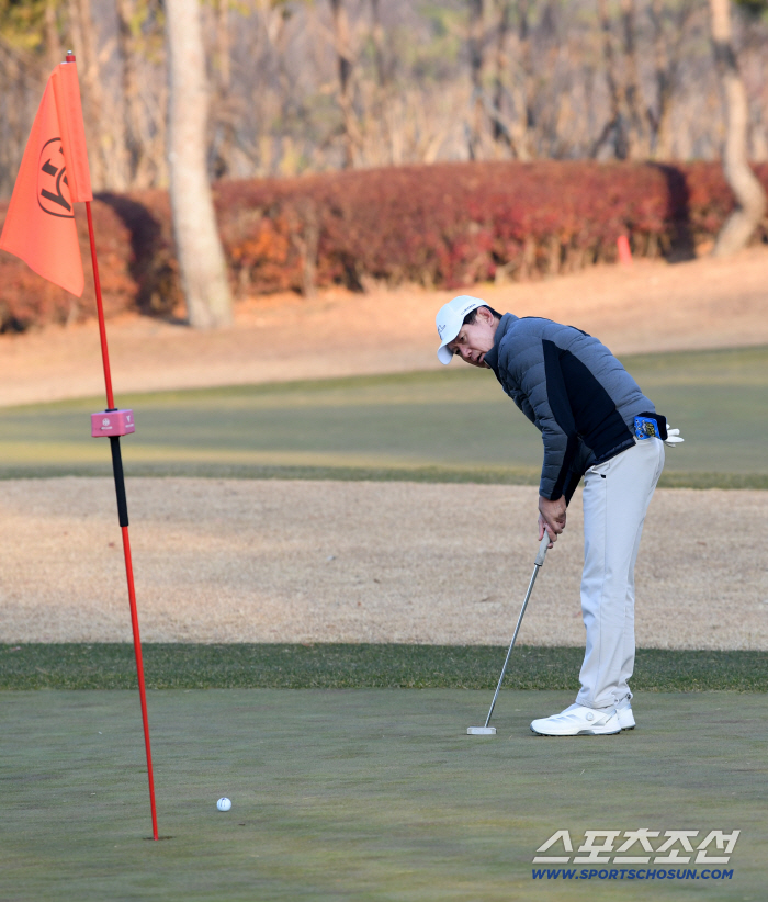  Coach Lee Kang-chul is also good at golf