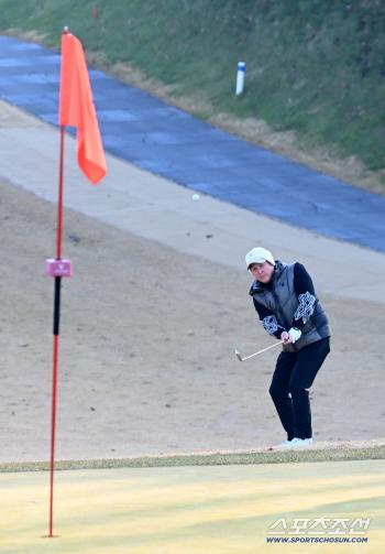  Director Kim Kyung-moon looks at the orange flag