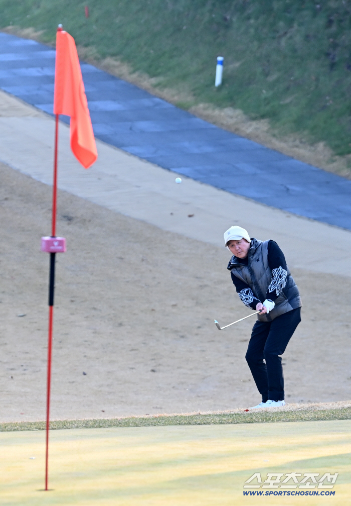  Director Kim Kyung-moon looks at the orange flag