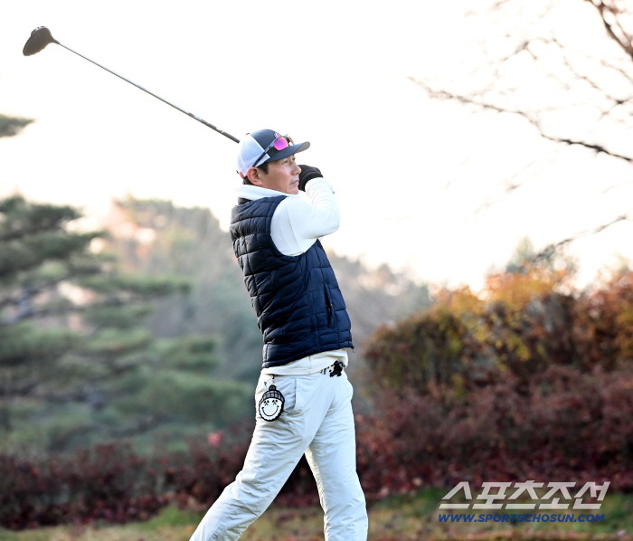  Director Yeom Kyung-yeop is taking a tee shot
