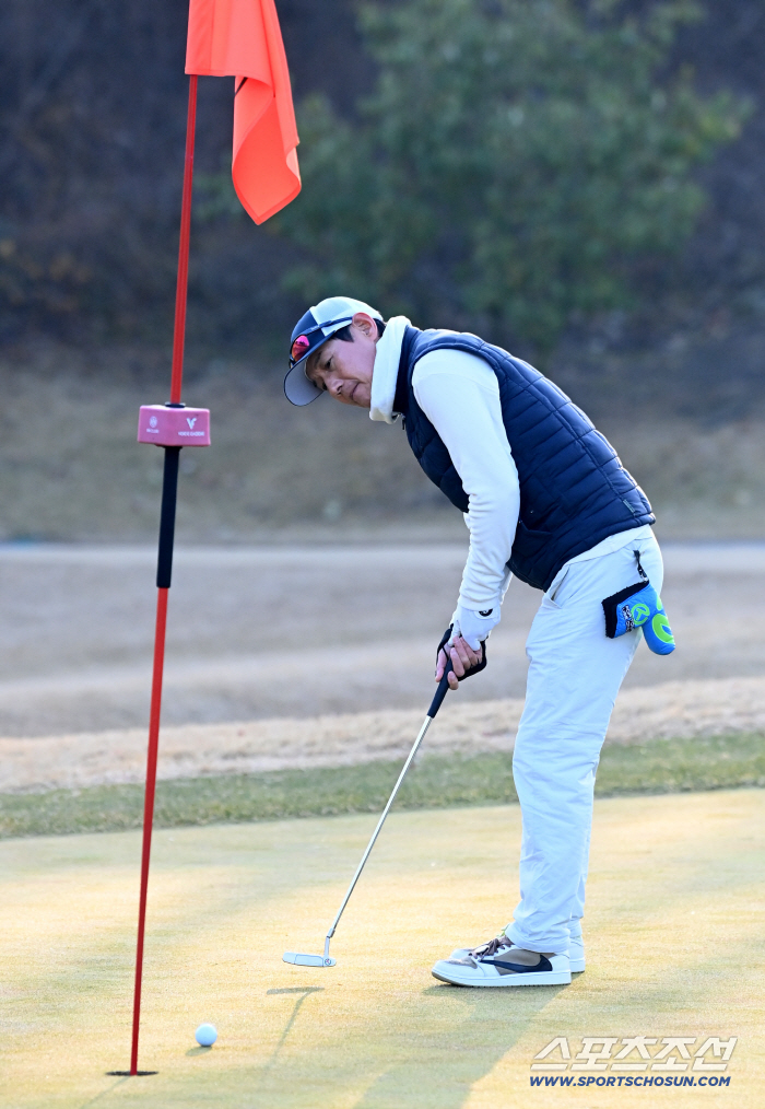  Director Yeom Kyung-yeop showed off his accurate putting skills