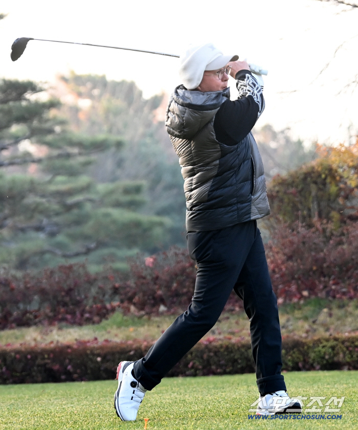  Hanwha manager Kim Kyung-moon's tee shot