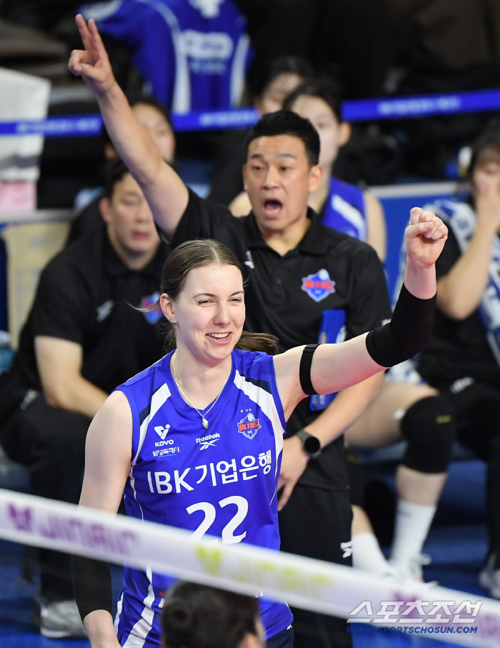  Kinkela cheers after scoring