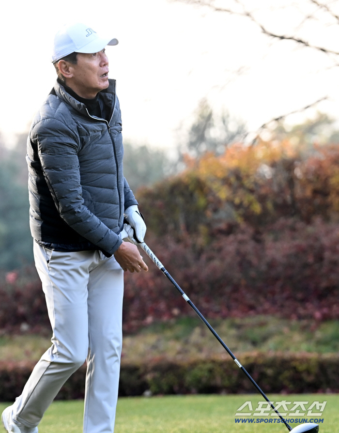  KT manager Lee Kang-chul's tee shot, watching the flying ball