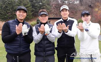  Lee Heung-ryeon, Bae Young-seop, Park Chan-do, Coach Kim Eung-min, Samsung Folder Ceremony