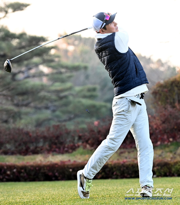  LG director Yeom Kyung-yeop's tee shot