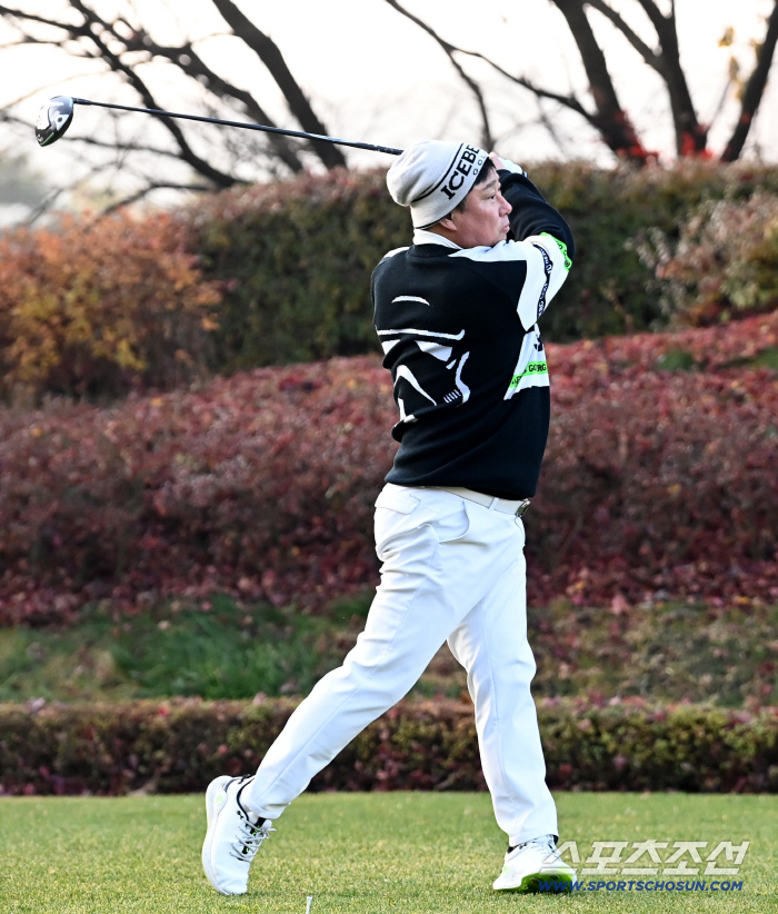  Lotte manager Kim Tae-hyung's powerful tee shot