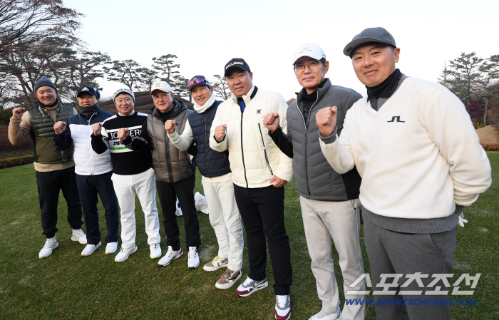 Professional baseball managers gathered together at a baseball golf tournament