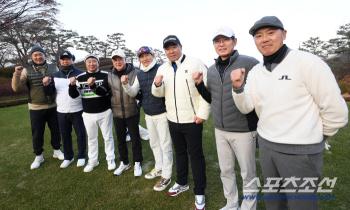  Professional baseball managers gathered together at a baseball golf tournament