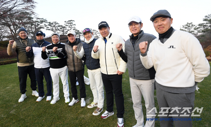  Professional baseball managers gathered together at a baseball golf tournament
