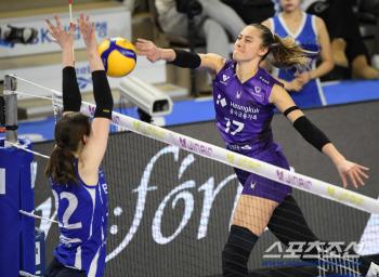  Rebecca's cool spike