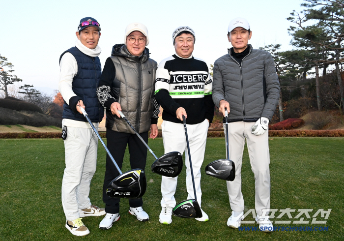  Yeom Kyung-yeop, Kim Kyung-moon, Kim Tae-hyung, and Lee Kang-chul, coach, are united in golf