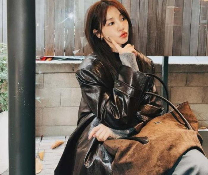 Yoon Eun-hye, who completed the autumn mood with a leather jacket and suede bag, 'I can't believe it in my 40s.'